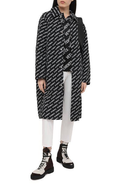 Плащ VETEMENTS черного цвета по цене 119500 руб., арт. UE51C0200B 2603/W, фото 2 Плащ VETEMENTS, арт. UE51C0200B 2603/W, фото 2