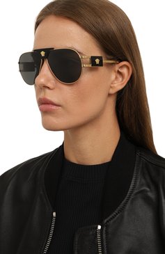 Женские солнцезащитные очки VERSACE черного цвета, арт. 2252-100287 | Фото 2 (Региональные ограничения белый список (Axapta Mercury): Не проставлено; Нос: Не проставлено; Кросс-КТ: С/з-унисекс; Тип очков: С/з; Материал: Металл; Оптика Гендер: оптика-унисекс; Очки форма: Авиаторы)