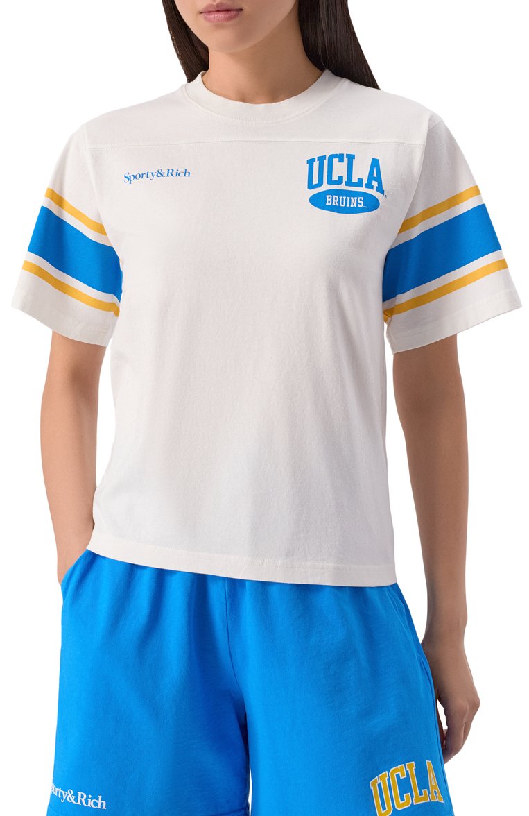 Женская хлопковая футболка sporty & rich x ucla SPORTY AND RICH белого цвета, арт. T0039615670WH01 | Фото 3 (Принт: С принтом; Детали: Без декора; Длина (для топов): Стандартные; Материал внешний: Хлопок; Рукава: Короткие; Стили: Спорт-шик; Автоматизация ТО: Проставлено; Автоматизация состава: Проставлено; Женское Кросс-КТ: Футболка-одежда)