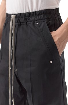 Мужские хлопковые брюки RICK OWENS черного цвета, арт. RU01E5366/TE | Фото 5 (Длина (брюки, джинсы): Стандартные; Случай: Повседневный; Стили: Гранж; Материал внешний: Хлопок)