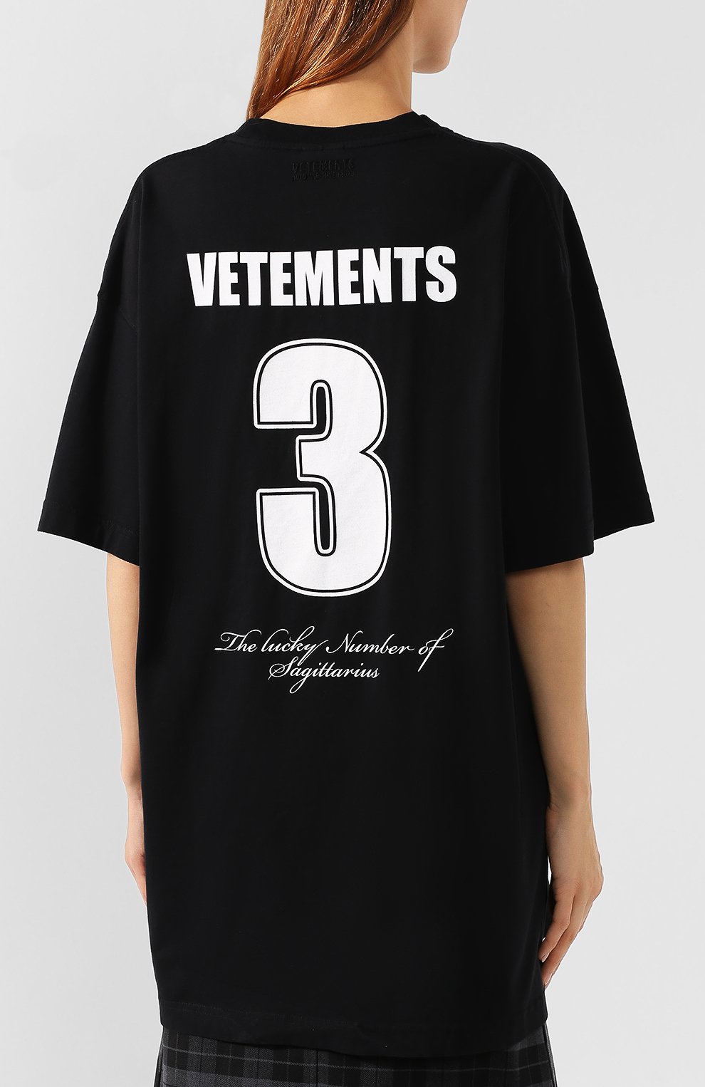 Хлопковая футболка VETEMENTS черного цвета по цене 53950 руб., арт. UAH20TR901/W, фото 4 Хлопковая футболка VETEMENTS, арт. UAH20TR901/W, фото 4