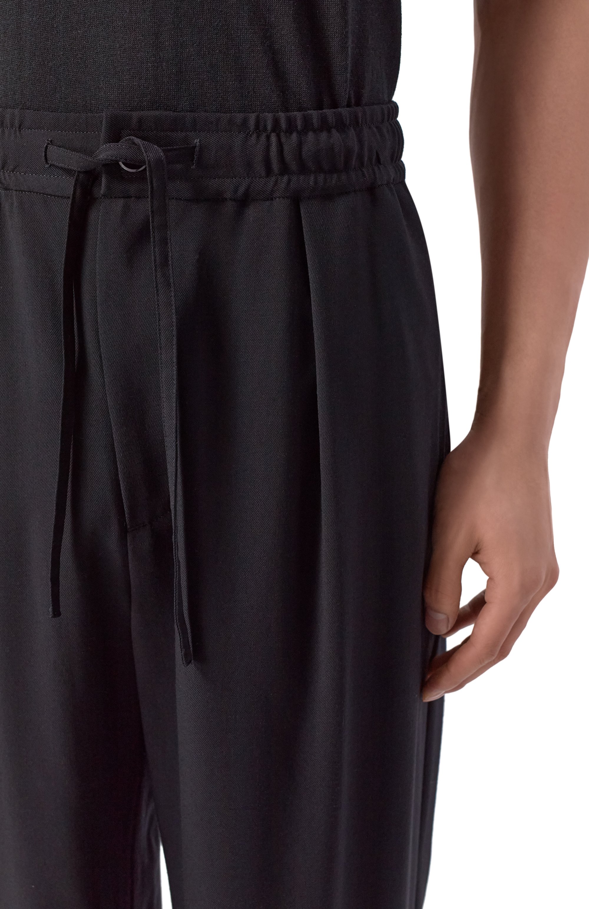 Шерстяные брюки ATTACHMENT черного цвета по цене 73350 руб., арт. AP61-038, фото 5 Шерстяные брюки ATTACHMENT, арт. AP61-038, фото 5