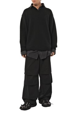 Мужской хлопковый свитер BALENCIAGA черного цвета, арт. 809508/T1712 | Фото 2 (Материал сплава: Проставлено; Рукава: Длинные; Длина (для топов): Удлиненные; Драгоценные камни: Проставлено; Мужское Кросс-КТ: Свитер-одежда; Стили: Кэжуэл; Принт: Без принта, С принтом; Материал внешний: Хлопок)