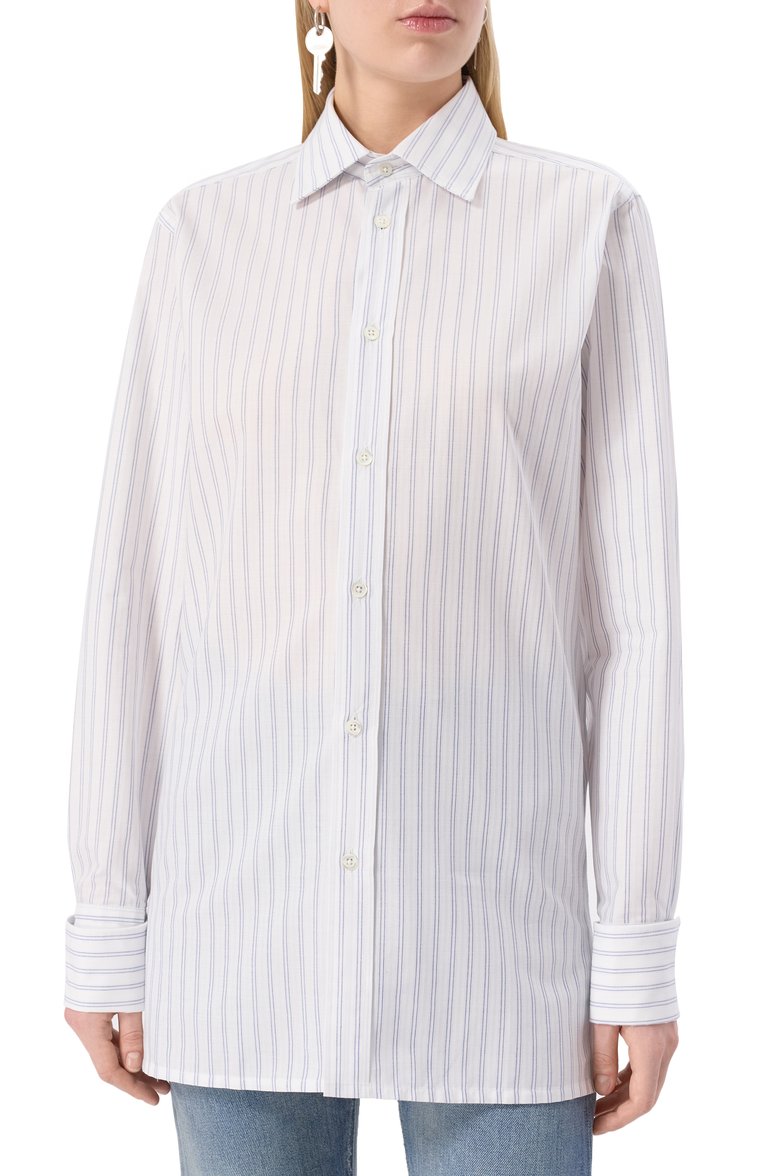 Женская хлопковая рубашка MAISON MARGIELA белого цвета, арт. S50DT0048/M35280 | Фото 3 (Длина (для топов): Удлиненные; Материал внешний: Хлопок; Автоматизация ТО: Проставлено; Автоматизация состава: Проставлено; Рукава: Длинные; Стили: Классический; Женское Кросс-КТ: Рубашка-одежда; Принт: С принтом, Полоска)