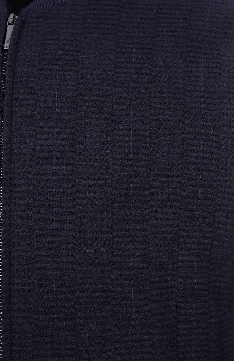 Мужской шерстяной бомбер EMPORIO ARMANI темно-синего цвета, арт. EM001265/AF14072 | Фото 6 (Материал подклада: Вискоза; Рукава: Длинные; Длина (верхняя одежда): Короткие; Автоматизация ТО: Проставлено; Автоматизация состава: Проставлено; Материал внешний: Шерсть; Кросс-КТ: бомбер, Утепленные; Принт: Без принта; Стили: Кэжуэл; Детали: Без декора)