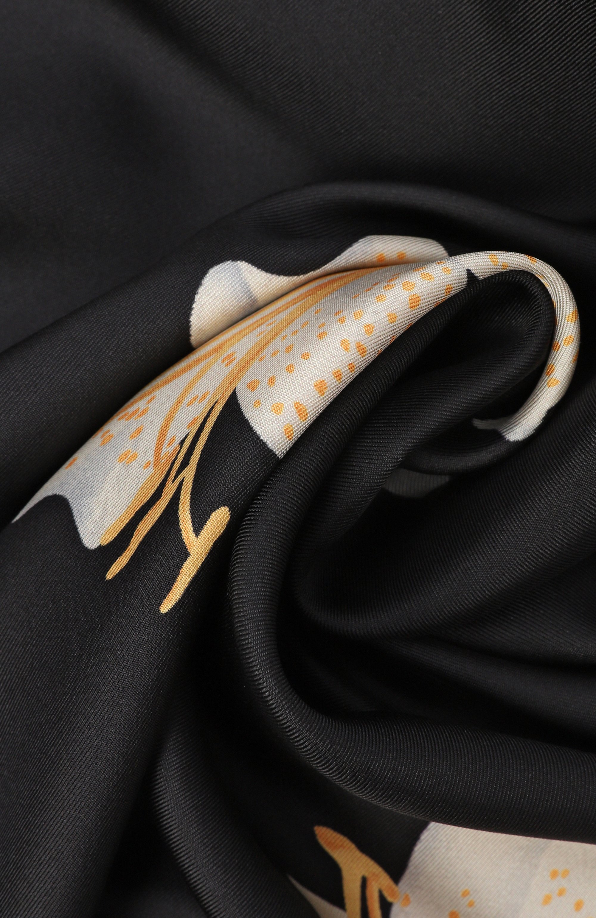 Шелковый платок VALENTINO черного цвета по цене 55300 руб., арт. 8W2EI114/UKN, фото 3 Шелковый платок VALENTINO, арт. 8W2EI114/UKN, фото 3