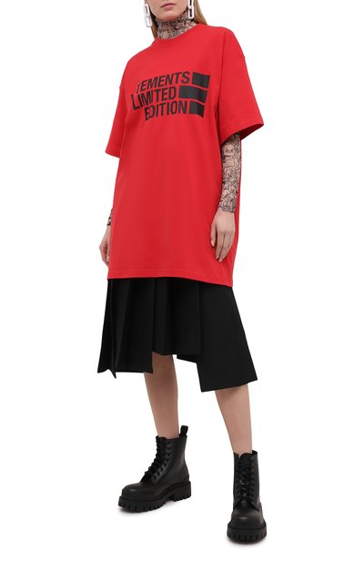 Хлопковая футболка VETEMENTS кораллового цвета по цене 47450 руб., арт. UE51TR810R 1611/W, фото 2 Хлопковая футболка VETEMENTS, арт. UE51TR810R 1611/W, фото 2