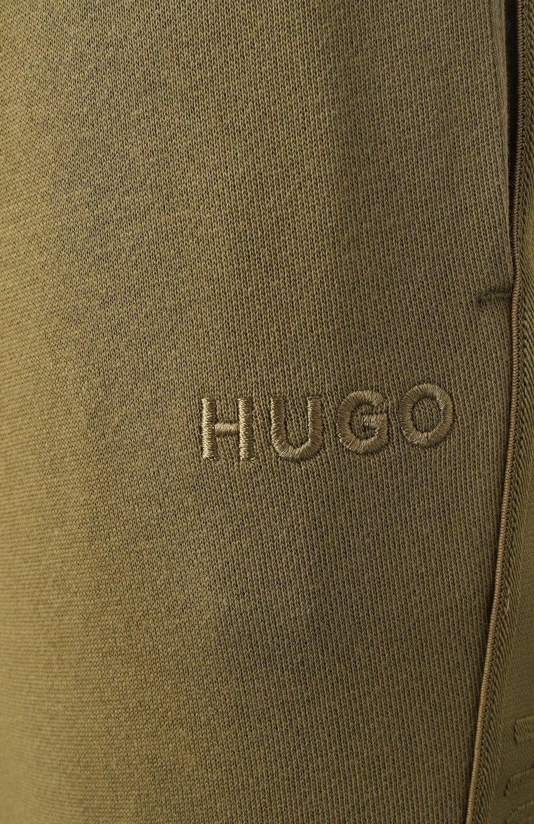 Мужские хлопковые джоггеры HUGO хаки цвета, арт. 50520501 | Фото 6 (Материал сплава: Проставлено; Длина (брюки, джинсы): Стандартные; Драгоценные камни: Проставлено; Силуэт М (брюки): Джоггеры; Стили: Милитари, Спорт-шик; Материал внешний: Хлопок)