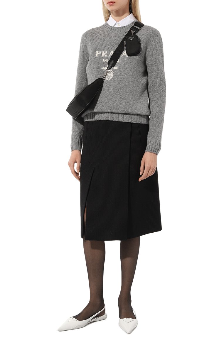 Женский свитер из шерсти и кашемира PRADA серого цвета, арт. P24G1V-1YMW-F0031-211 | Фото 2 (Длина (для топов): Стандартные; Материал внешний: Кашемир, Шерсть; Рукава: Длинные; Стили: Кэжуэл; Женское Кросс-КТ: Свитер-одежда)