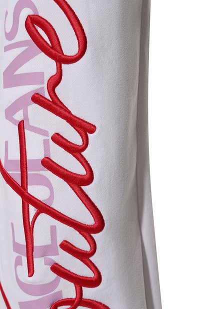 Хлопковые джоггеры VERSACE JEANS COUTURE белого цвета по цене 31700 руб., арт. 72HAAT07-72DP320 6 EMBR0 C0TT0N FLEECE WHITE/CF01T, фото 5 Хлопковые джоггеры VERSACE JEANS COUTURE, арт. 72HAAT07-72DP320 6 EMBR0 C0TT0N FLEECE WHITE/CF01T, фото 5