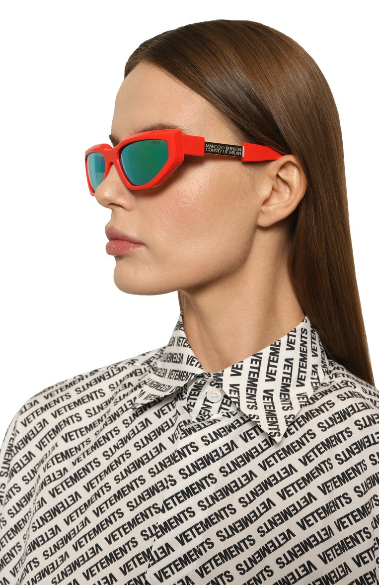 Женские солнцезащитные очки MARCELO BURLON красного цвета, арт. CERI01C/2055 | Фото 2 (Региональные ограничения белый список (Axapta Mercury): Не проставлено; Нос: Не проставлено; Тип очков: С/з; Материал: Пластик; Кросс-КТ: С/з-унисекс; Оптика Гендер: оптика-унисекс; Очки форма: Прямоугольные)