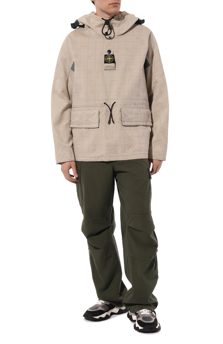 Мужская анорак STONE ISLAND бежевого цвета, арт. 73154360 | Фото 2 (Материал внешний: Вискоза; Длина (верхняя одежда): Короткие; Рукава: Длинные; Кросс-КТ: Ветровки, Легкие; Стили: Гранж, Кэжуэл)
