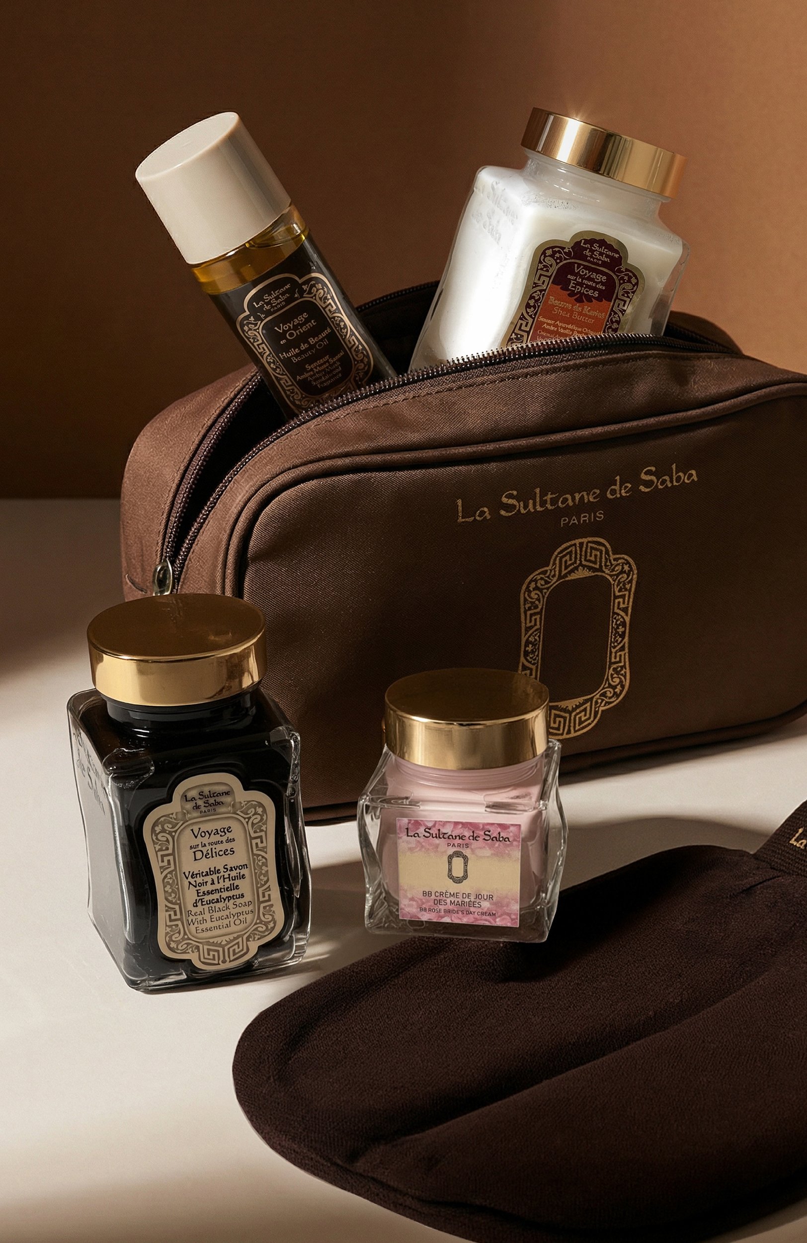 Набор с косметичкой «церемония хаммам» (2x100+2x50ml+1шт.) LA SULTANE DE SABA бесцветного цвета по цене 20200 руб., арт. 3700448608130, фото 2 Набор с косметичкой «церемония хаммам» (2x100+2x50ml+1шт.) LA SULTANE DE SABA, арт. 3700448608130, фото 2