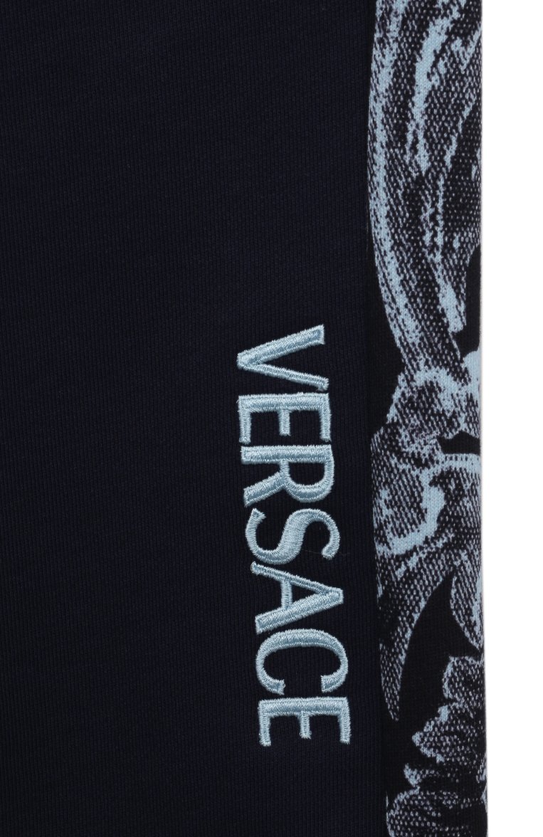 Детские хлопковые джоггеры VERSACE темно-синего цвета, арт. 1013845/1A09716/8A-14A | Фото 3 (Материал внешний: Хлопок; Нос: Не проставлено; Мальчики Кросс-КТ: Джоггеры-одежда, Брюки-спорт; Автоматизация состава: Проставлено; Ростовка одежда: 12 лет | 152 см, 10 - 11 лет | 140 - 146см, 16 лет | 164 см, 8 лет | 128 см)
