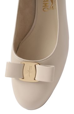 Женские кожаные туфли vara 1 FERRAGAMO кремового цвета, арт. 01B221/779604 | Фото 7 (Материал внешний: Натуральная кожа; Каблук высота: Низкий; Подошва: Плоская; Материал внутренний: Натуральная кожа; Каблук тип: Устойчивый)