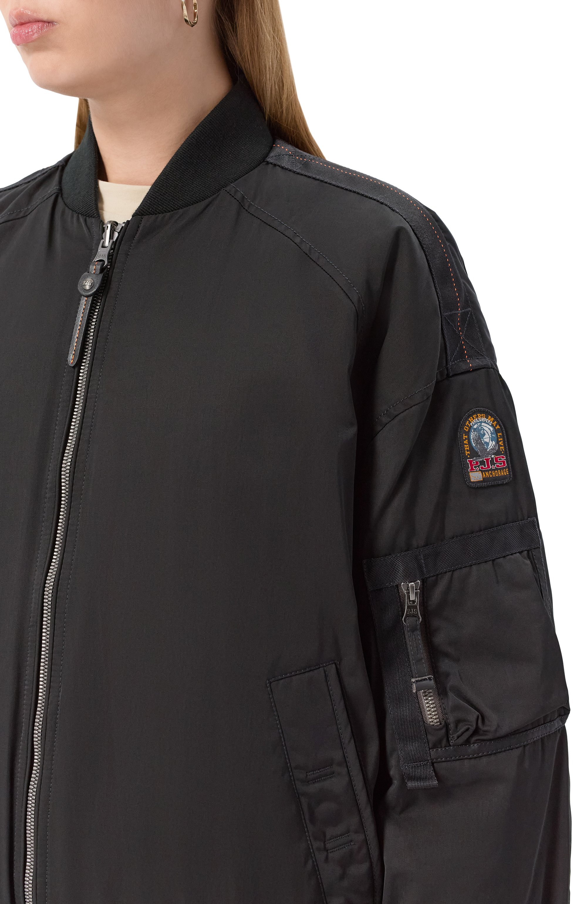 Двусторонний пуховый бомбер PARAJUMPERS черного цвета по цене 88000 руб., арт. 25WMPWJKIN32, фото 5 Двусторонний пуховый бомбер PARAJUMPERS, арт. 25WMPWJKIN32, фото 5