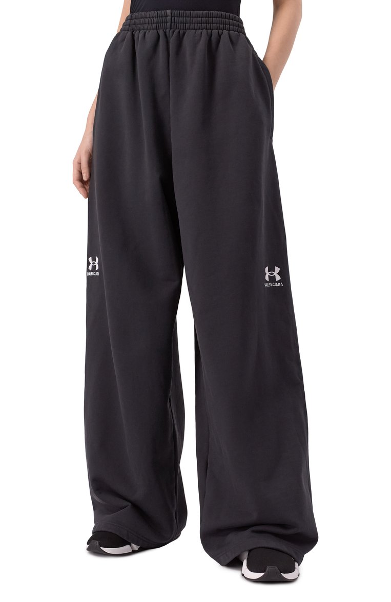 Мужского хлопковые брюки balenciaga х under armour BALENCIAGA черного цвета, арт. 809709/TRVB8 | Фото 3 (Материал внешний: Хлопок; Случай: Повседневный; Стили: Спорт-шик; Женское Кросс-КТ: Брюки-одежда; Региональные ограничения белый список (Axapta Mercury): Не проставлено; Силуэт Ж (брюки и джинсы): Широкие; Нос: Не проставлено)