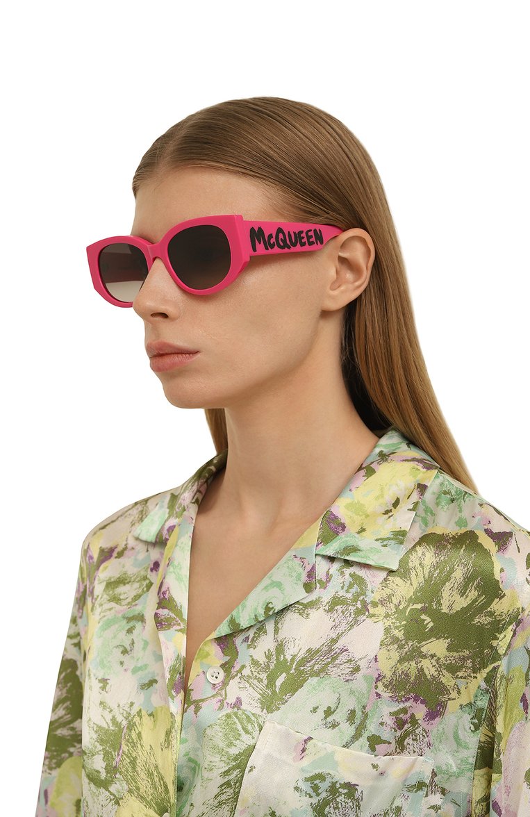Женские солнцезащитные очки ALEXANDER MCQUEEN розового цвета, арт. AM0330S 006 | Фото 2 (Тип очков: С/з; Региональные ограничения белый список (Axapta Mercury): Не проставлено; Нос: Не про�ставлено; Материал: Пластик; Оптика Гендер: оптика-женское; Очки форма: Овальные)