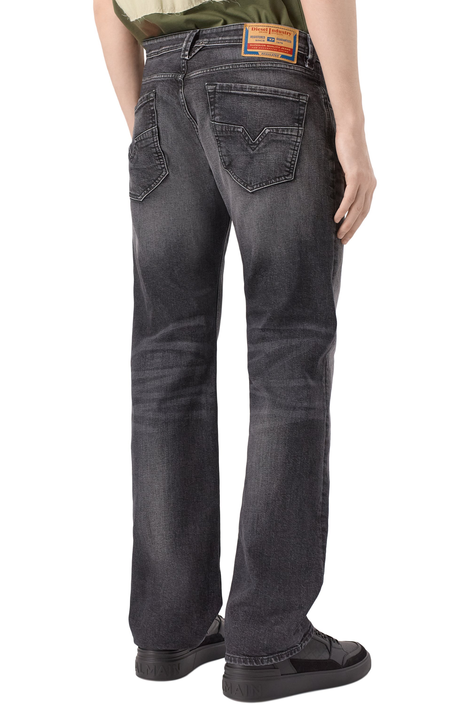Джинсы 1985 larkee DIESEL темно-серого цвета по цене 16700 руб., арт. 00C06Q/09L52, фото 4 Джинсы 1985 larkee DIESEL, арт. 00C06Q/09L52, фото 4