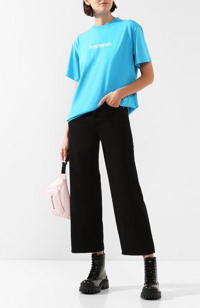 Футболка VETEMENTS синего цвета по цене 16450 руб., арт. SS20TR304 1610/W/BLUE, фото 2 Футболка VETEMENTS, арт. SS20TR304 1610/W/BLUE, фото 2