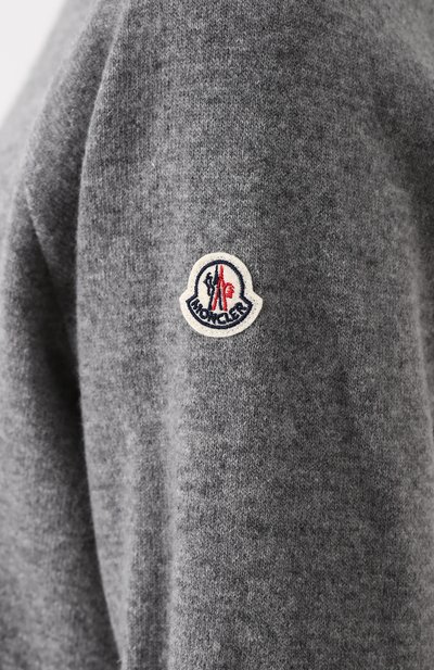 Шерстяной свитер с высоким воротником MONCLER светло-серого цвета по цене 34500 руб., арт. C2-093-92907-30-98145, фото 5 Шерстяной свитер с высоким воротником MONCLER, арт. C2-093-92907-30-98145, фото 5