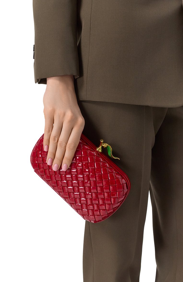 Женский клатч knot BOTTEGA VENETA красного цвета, арт. 815427/V51N1 | Фото 2 (Материал: Натуральная кожа; Размер: mini; Женское Кросс-КТ: Клатч-клатчи, Вечерняя сумка; Автоматизация состава: Проставлено; Автоматизация ТО: Проставлено)