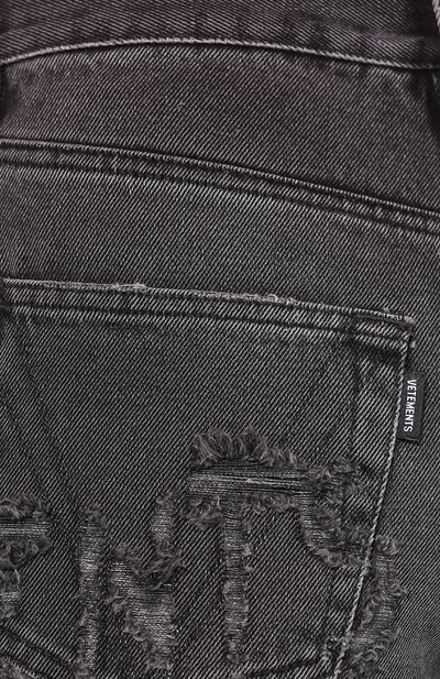 Джинсы с потертостями VETEMENTS черного цвета по цене 95150 руб., арт. WAH20PA309, фото 5 Джинсы с потертостями VETEMENTS, арт. WAH20PA309, фото 5