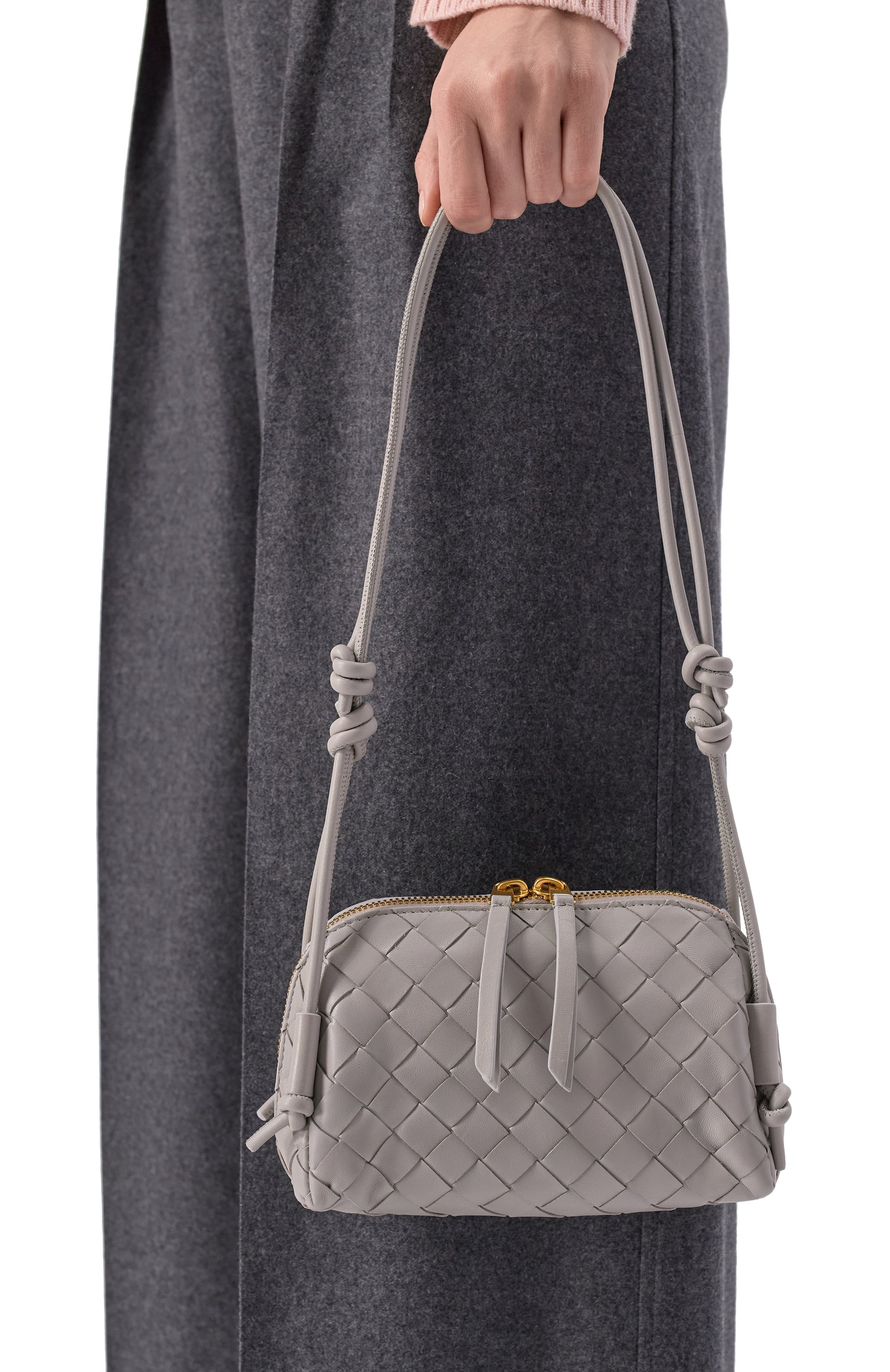 Сумка concert pouch BOTTEGA VENETA серого цвета по цене 246500 руб., арт. 794258/VCPP1, фото 2 Сумка concert pouch BOTTEGA VENETA, арт. 794258/VCPP1, фото 2