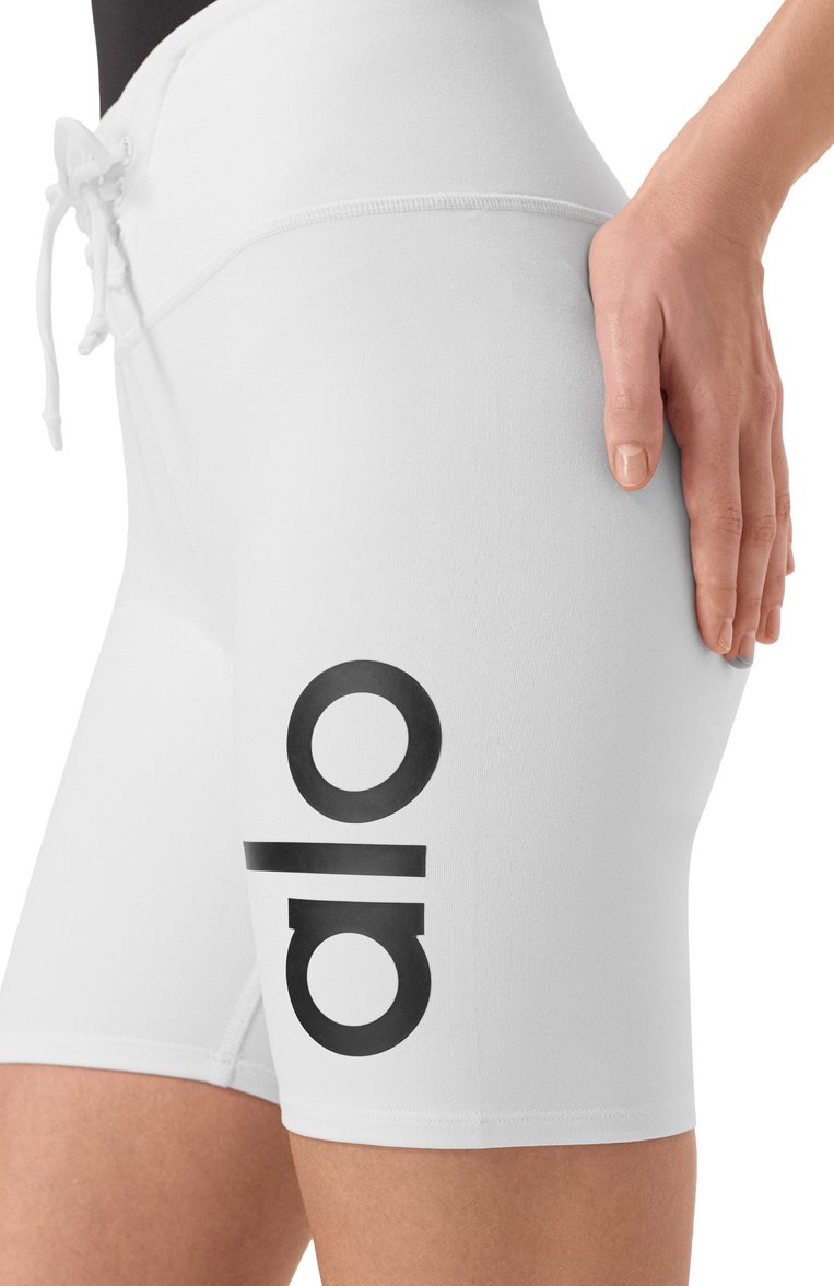 Женские шорты ALO YOGA белого цвета, арт. W6163RG | Фото 5 (Длина Ж (юбки, платья, шорты): Мини; Стили: Спорт-шик; Материал внешний: Синтетический материал; Женское Кросс-КТ: Шорты-спорт; Автоматизация ТО: Проставлено; Автоматизация состава: Проставлено)