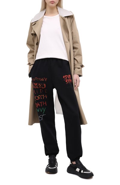 Хлопковые джоггеры VETEMENTS черного цвета по цене 75150 руб., арт. MAH21TR639 1601/W, фото 2 Хлопковые джоггеры VETEMENTS, арт. MAH21TR639 1601/W, фото 2