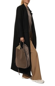 Женская сумка helene large REE PROJECTS коричневого цвета, арт. AW22/HELE1SCSUE | Фото 7 (Материал: Натуральная кожа; Ремень/цепочка: На ремешке; Сумки-технические: Сумки-шопперы; Размер: large; Драгоценные камни: Проставлено; Материал сплава: Проставлено)