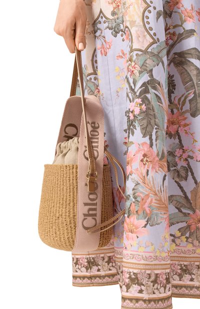 Сумка chloé x mifuko woody small CHLOÉ бежевого цвета по цене 97700 руб., арт. CHC23AS381L18, фото 2 Сумка chloé x mifuko woody small CHLOÉ, арт. CHC23AS381L18, фото 2