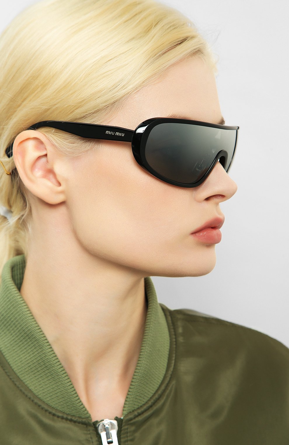 Солнцезащитные очки MIU MIU черного цвета по цене 19600 руб., арт. 06VS-1AB1B0, фото 2 Солнцезащитные очки MIU MIU, арт. 06VS-1AB1B0, фото 2