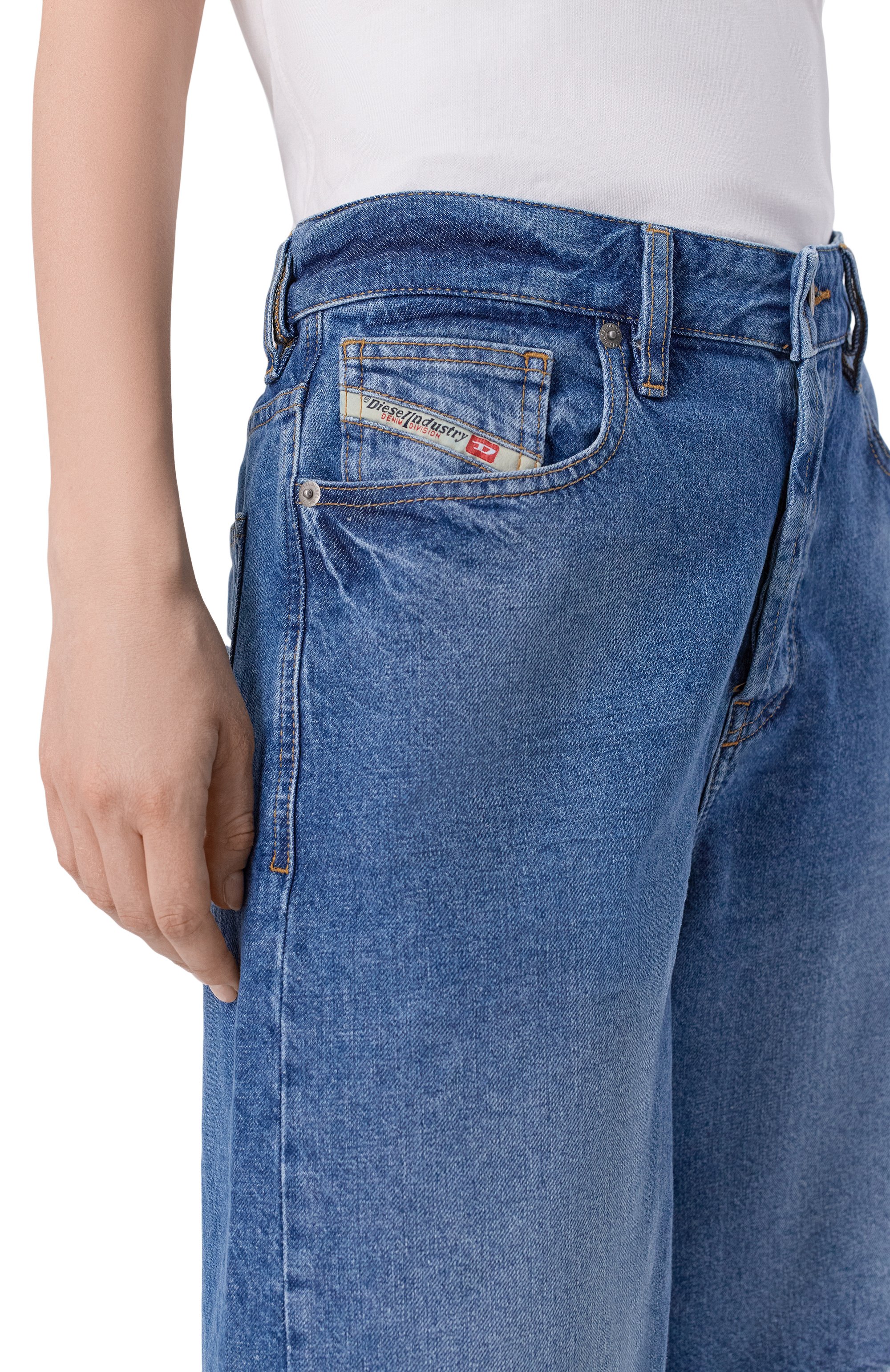 Джинсовые шорты DIESEL синего цвета по цене 18550 руб., арт. A14051/0ADBW, фото 5 Джинсовые шорты DIESEL, арт. A14051/0ADBW, фото 5