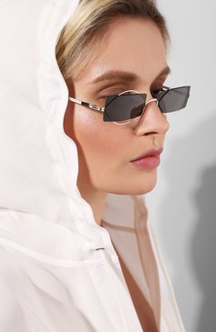 Женские солнцезащитные очки MYKITA черного цвета, арт. CHARL0TTE/419 | Фото 2 (Материал внутренний: Не назначено; Региональные ограничения белый список (Axapta Mercury): Не проставлено; Нос: Не проставлено; Тип очков: С/з; Статус проверки: Проверена категория)