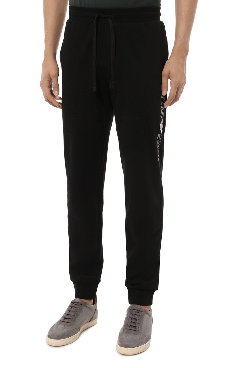 Мужские хлопковые джоггеры EMPORIO ARMANI черного цвета, арт. 111690/4R566 | Фото 3 (Длина (брюки, джинсы): Стандартные; Драгоценные камни: Проставлено; Материал внешний: Хлопок; Материал сплава: Проставлено; Силуэт М (брюки): Джоггеры; Стили: Кэжуэл)