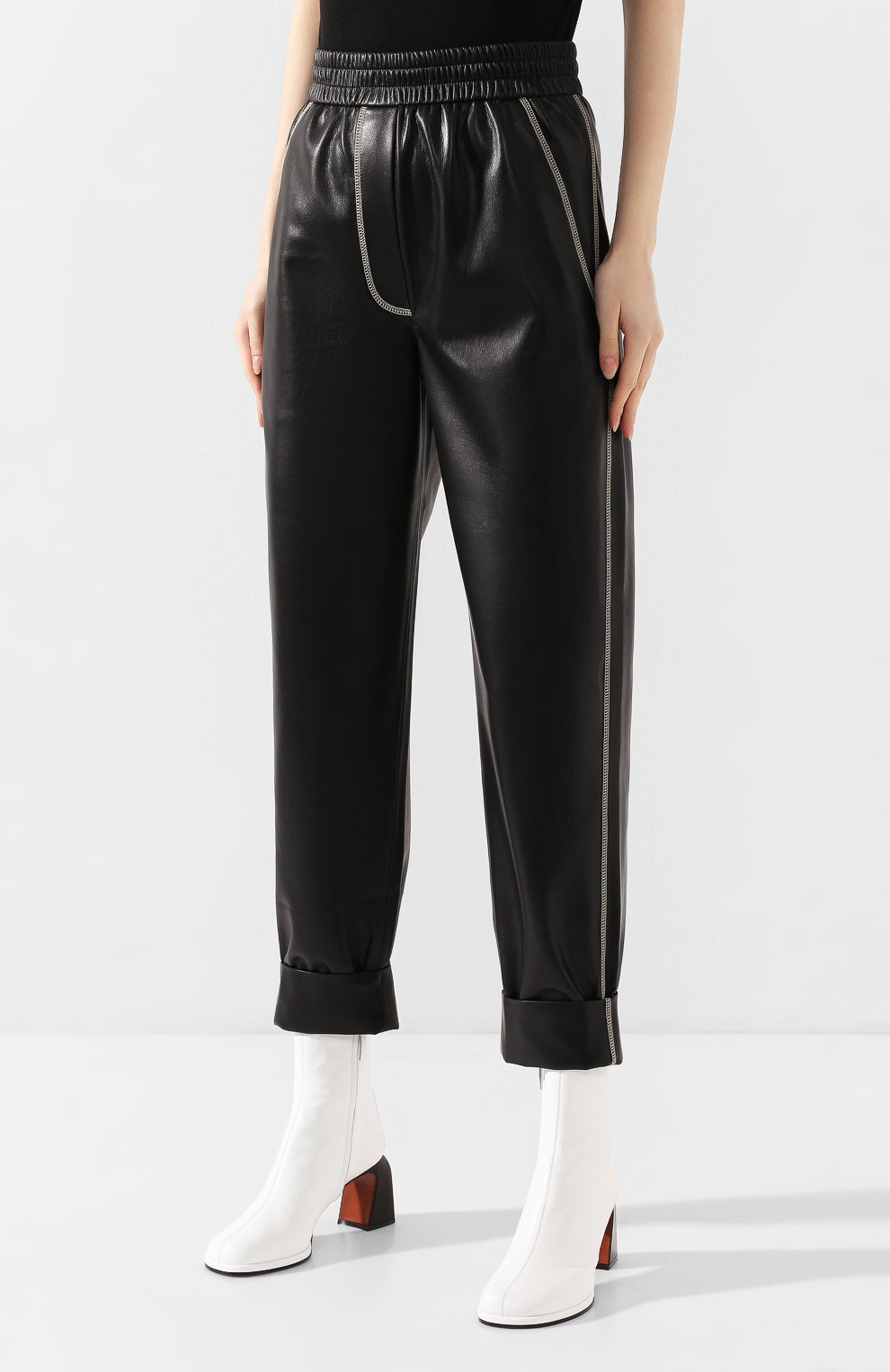 Брюки с отворотами NANUSHKA черного цвета по цене 45500 руб., арт. SELAH_BLACK_VEGAN LEATHER, фото 3 Брюки с отворотами NANUSHKA, арт. SELAH_BLACK_VEGAN LEATHER, фото 3