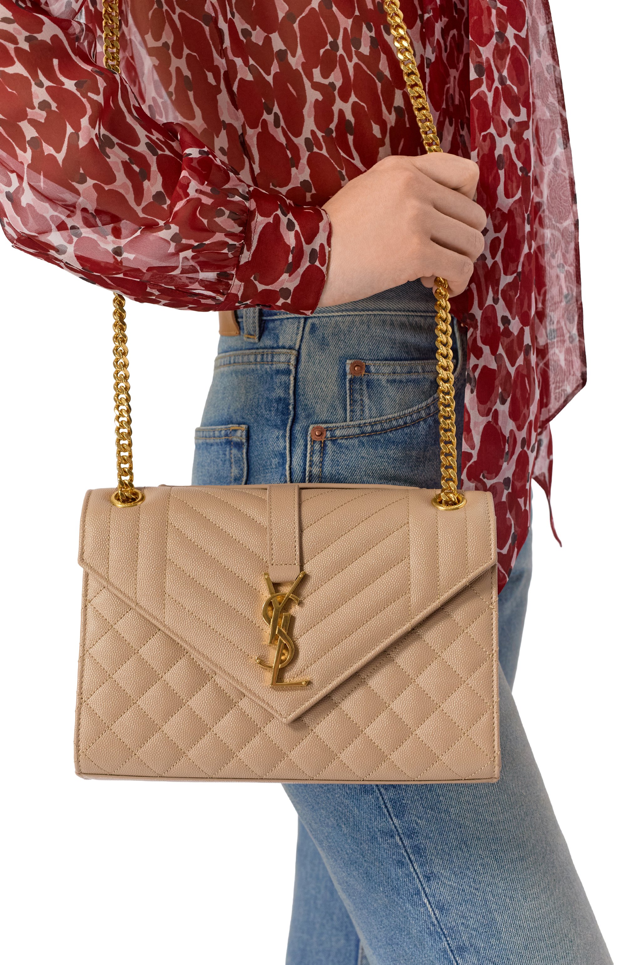 Сумка monogram envelope medium SAINT LAURENT светло-бежевого цвета по цене 385000 руб., арт. 600185/B0W91, фото 2 Сумка monogram envelope medium SAINT LAURENT, арт. 600185/B0W91, фото 2