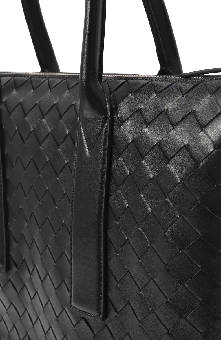 Мужская сумка north-south BOTTEGA VENETA черного цвета, арт. 815783/V2HL1 | Фото 3 (Размер: large; Драгоценные камни: Проставлено; Материал: Натуральная кожа; Материал сплава: Проставлено; Ремень/цепочка: На ремешке)
