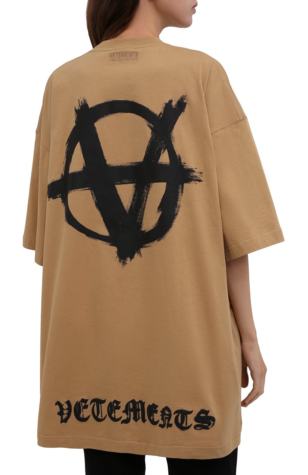 Хлопковая футболка VETEMENTS бежевого цвета по цене 58900 руб., арт. UE52TR290A 1602/W, фото 4 Хлопковая футболка VETEMENTS, арт. UE52TR290A 1602/W, фото 4