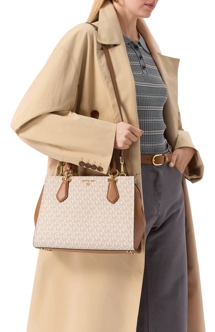 Женская сумка marilyn medium MICHAEL MICHAEL KORS кремвого цвета, арт. 30S2G6AS2B | Фото 2 (Материал сплава: Проставлено; Драгоценные камни: Проставлено; Материал: Экокожа; Ремень/цепочка: На ремешке; Размер: medium)