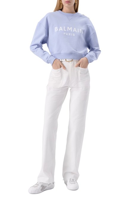 Женский хлопковый свитшот BALMAIN голубого цвета, арт. EF1JQ002/BB02 | Фото 2 (Драгоценные камни: Проставлено; Рукава: Длинные; Материал сплава: Проставлено; Материал внешний: Хлопок; Длина (для топов): Укороченные)