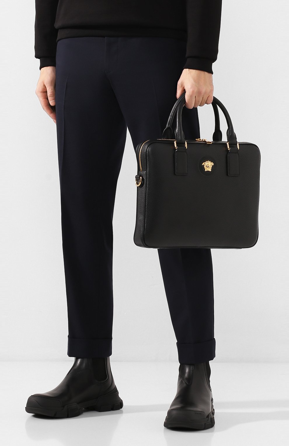 Кожаная сумка для ноутбука VERSACE черного цвета по цене 226000 руб., арт. DLC5105/DG0VV, фото 2 Кожаная сумка для ноутбука VERSACE, арт. DLC5105/DG0VV, фото 2