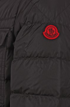 Мужская пуховая куртка MONCLER черного цвета, арт. 1B51E00/539ZD | Фото 6 (Длина (верхняя одежда): Короткие; Материал внешний: Синтетический материал; Материал утеплителя: Пух и перо; Рукава: Длинные; Материал подклада: Синтетический материал; Мужское Кросс-КТ: Куртка-пуховая, пуховик-короткий; Кросс-КТ: Пуховик, Куртка; Стили: Кэжуэл)