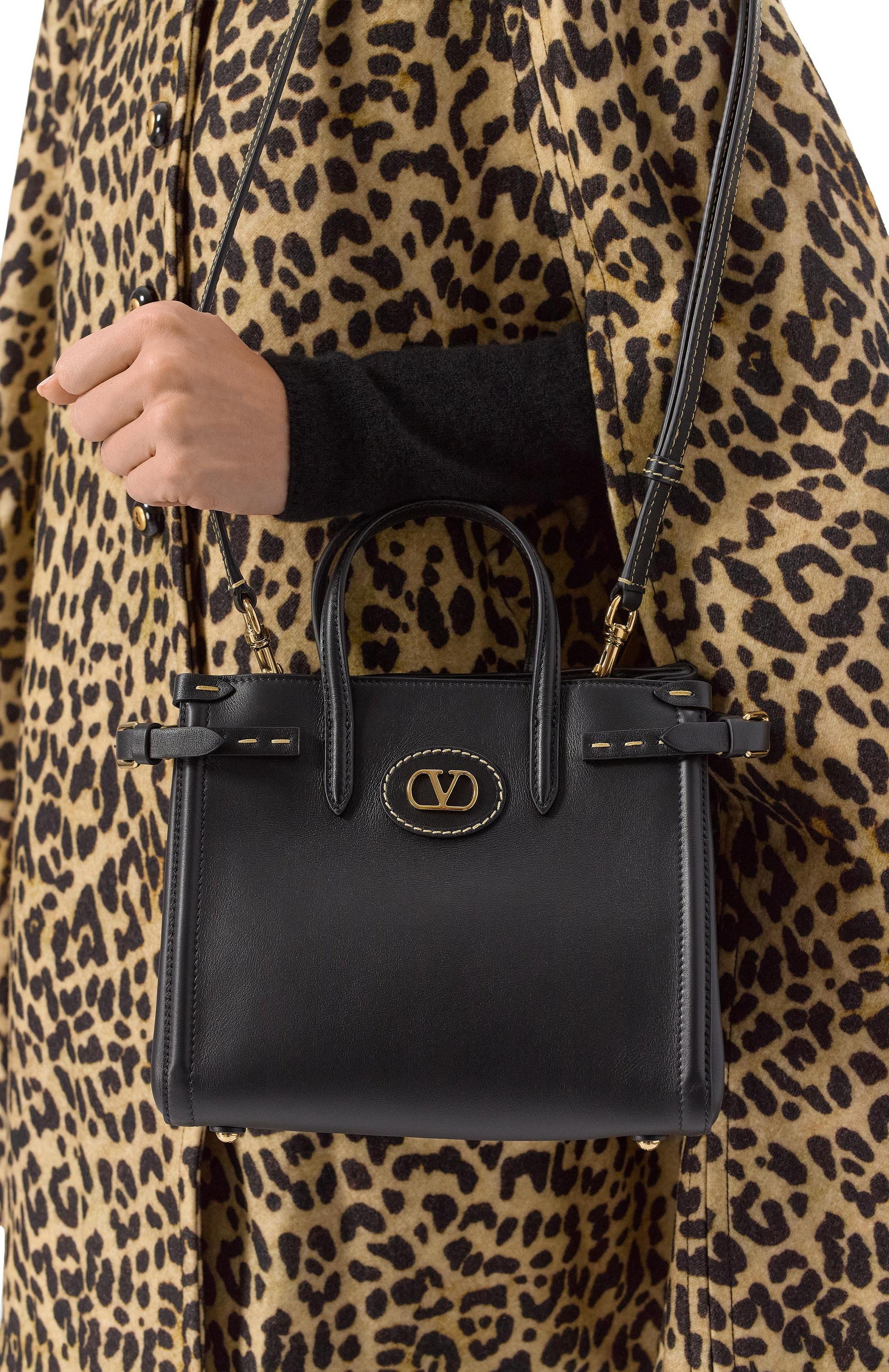 Сумка antibes small VALENTINO черного цвета по цене 269500 руб., арт. 6W2B0R20/CVC, фото 2 Сумка antibes small VALENTINO, арт. 6W2B0R20/CVC, фото 2