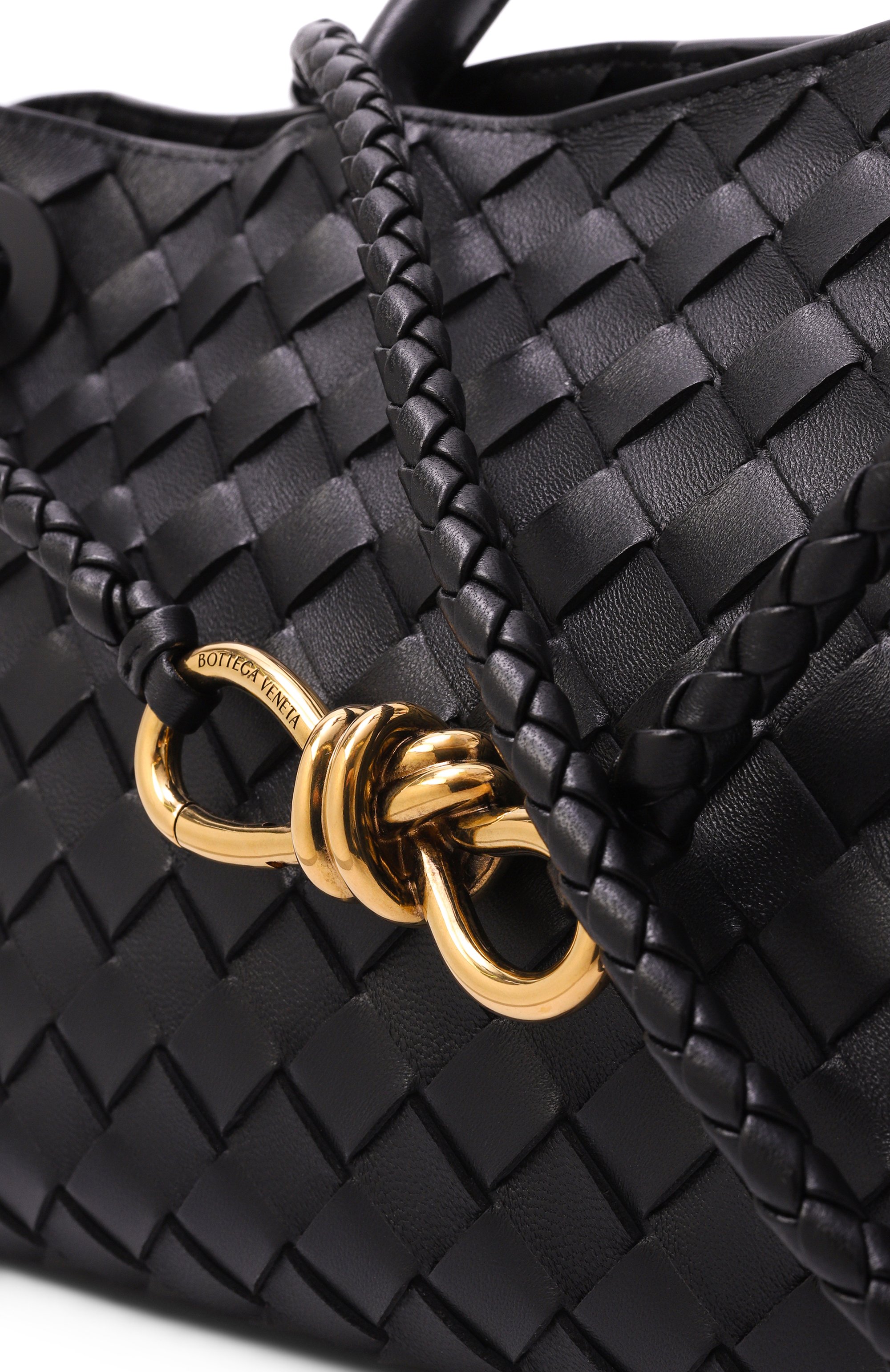 Сумка andiamo east-west BOTTEGA VENETA черного цвета по цене 564500 руб., арт. 766010/VCPP1, фото 6 Сумка andiamo east-west BOTTEGA VENETA, арт. 766010/VCPP1, фото 6