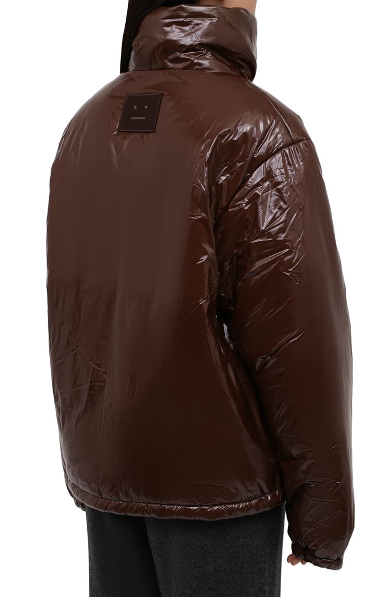Женский пуховик ACNE STUDIOS коричневого цвета, арт. C90066/W | Фото 4 (Материал подклада: Синтетический материал; Длина (верхняя одежда): Короткие; Материал внешний: Синтетический материал; Рукава: Длинные; Стили: Гламурный; Женское Кросс-КТ: Пуховик-куртка; Кросс-КТ: Пуховик)