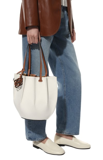 Сумка-тоут shell loewe x paula's ibiza LOEWE белого цвета по цене 142000 руб., арт. A884T49X02, фото 2 Сумка-тоут shell loewe x paula's ibiza LOEWE, арт. A884T49X02, фото 2