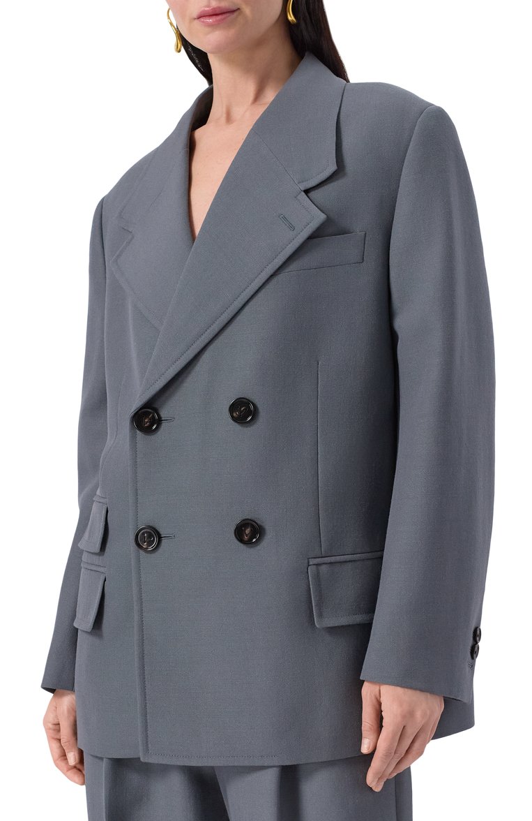 Женский шерстяной жакет BOTTEGA VENETA серого цвета, арт. 815455/V4XY0 | Фото 3 (Материал внешний: Шерсть; Автоматизация ТО: Проставлено; Автоматизация состава: Проставлено; Длина (для топов): Удлиненные; Рукава: Длинные; 1-2-бортные: Двубортные; Женское Кросс-КТ: Жакет-одежда; Кросс-КТ: костюм; Стили: Классический; Материал подклада: Вискоза)