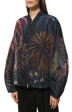 Женская куртка DRIES VAN NOTEN разноцветного цвета, арт. 221-010545-4056 | Фото 3 (Длина (верхняя одежда): Короткие; Рукава: Длинные; Материал внешний: Синтетический материал, Шелк; Материал подклада: Вискоза; Кросс-КТ: Куртка, Легкие; Стили: Романтичный; Материал сплава: Проставлено; Драгоценные камни: Проставлено; Региональные ограничения белый список (Axapta Mercury): Не проставлено)